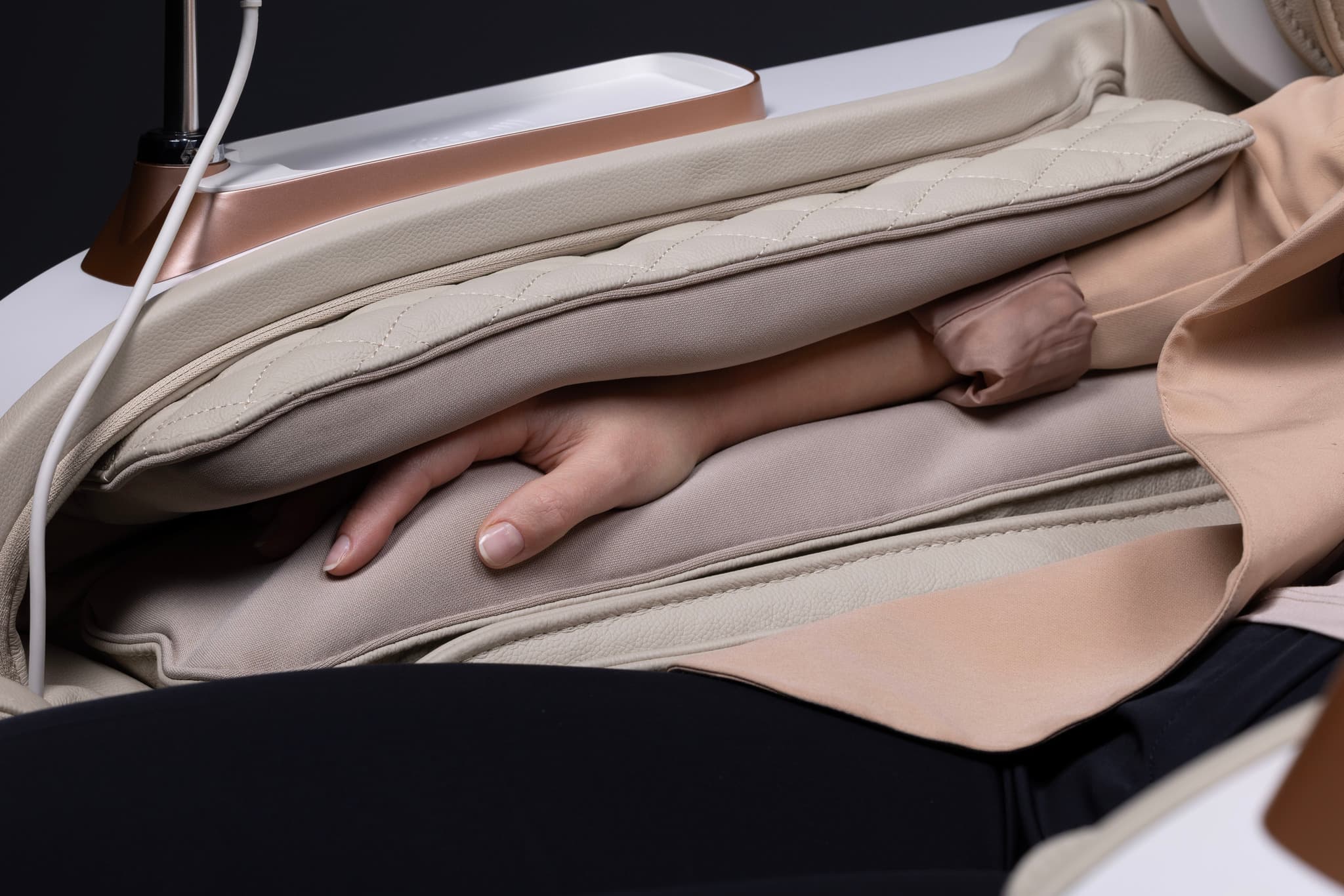 Masajea brazos y palma de la mano con almohadillas shiatsu