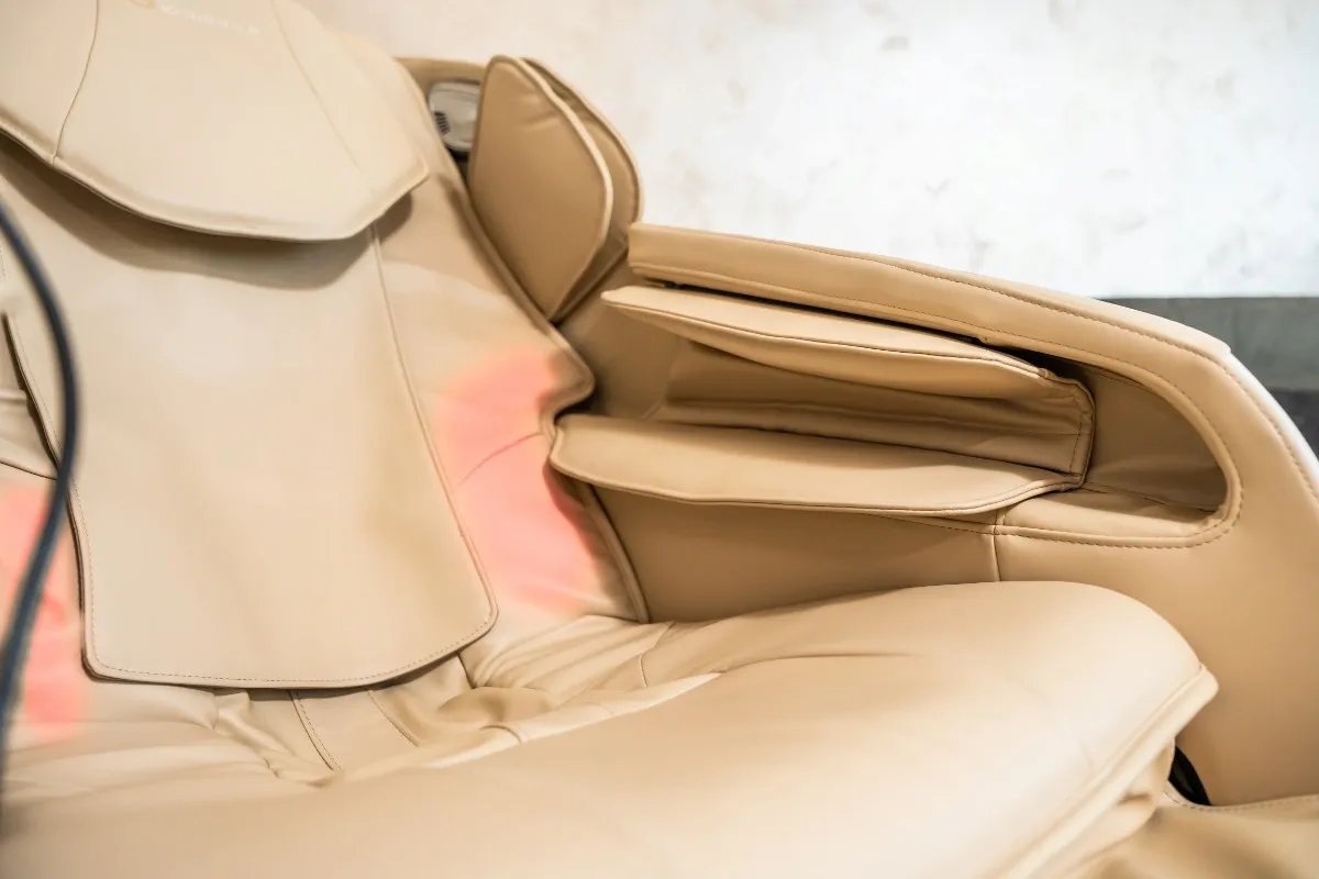 Masaje simultáneo aplicando calor en dos zonas diferentes del cuerpo